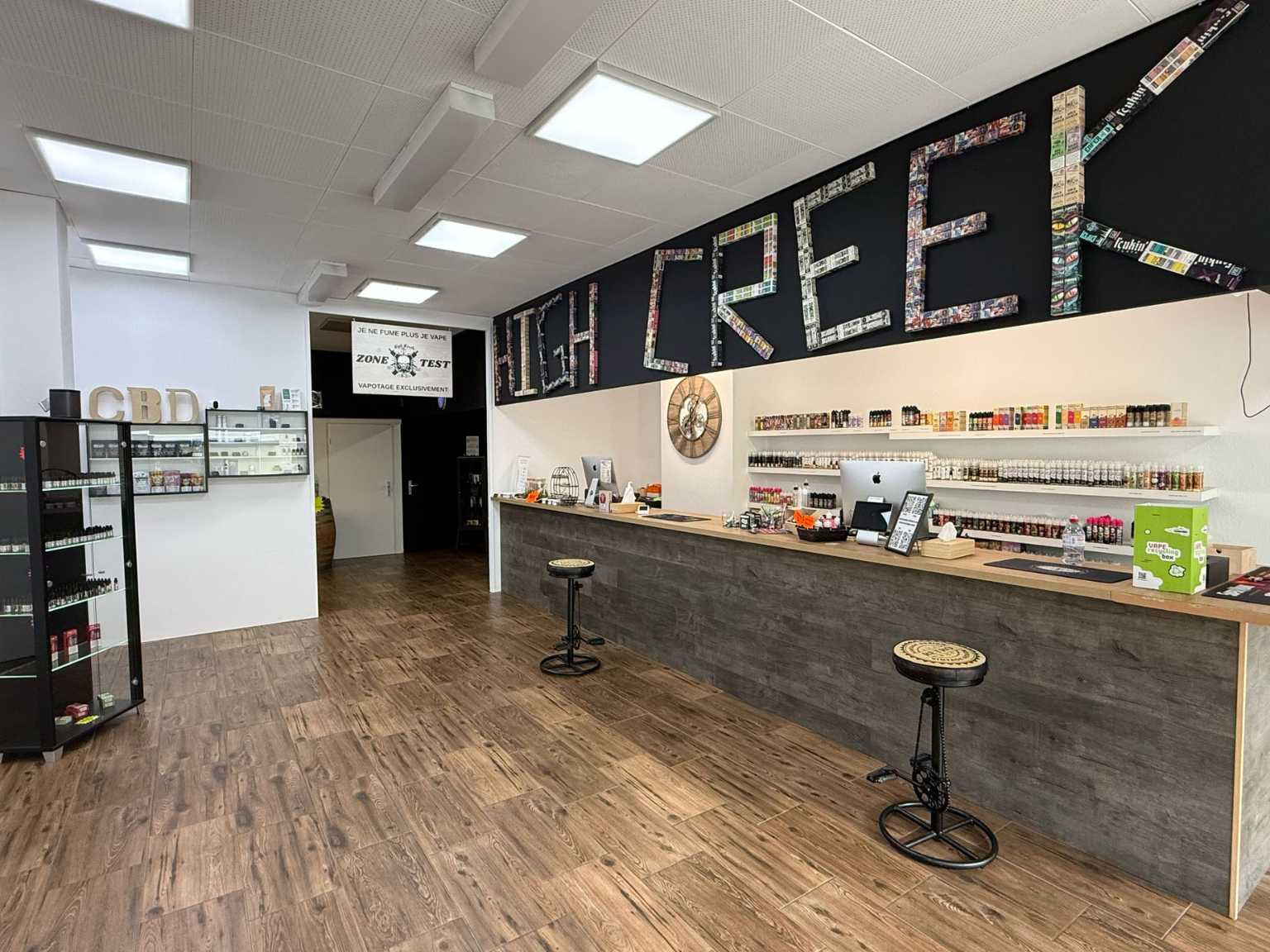 interieur-comptoir-magasin-vape-la-chaux-de-fonds