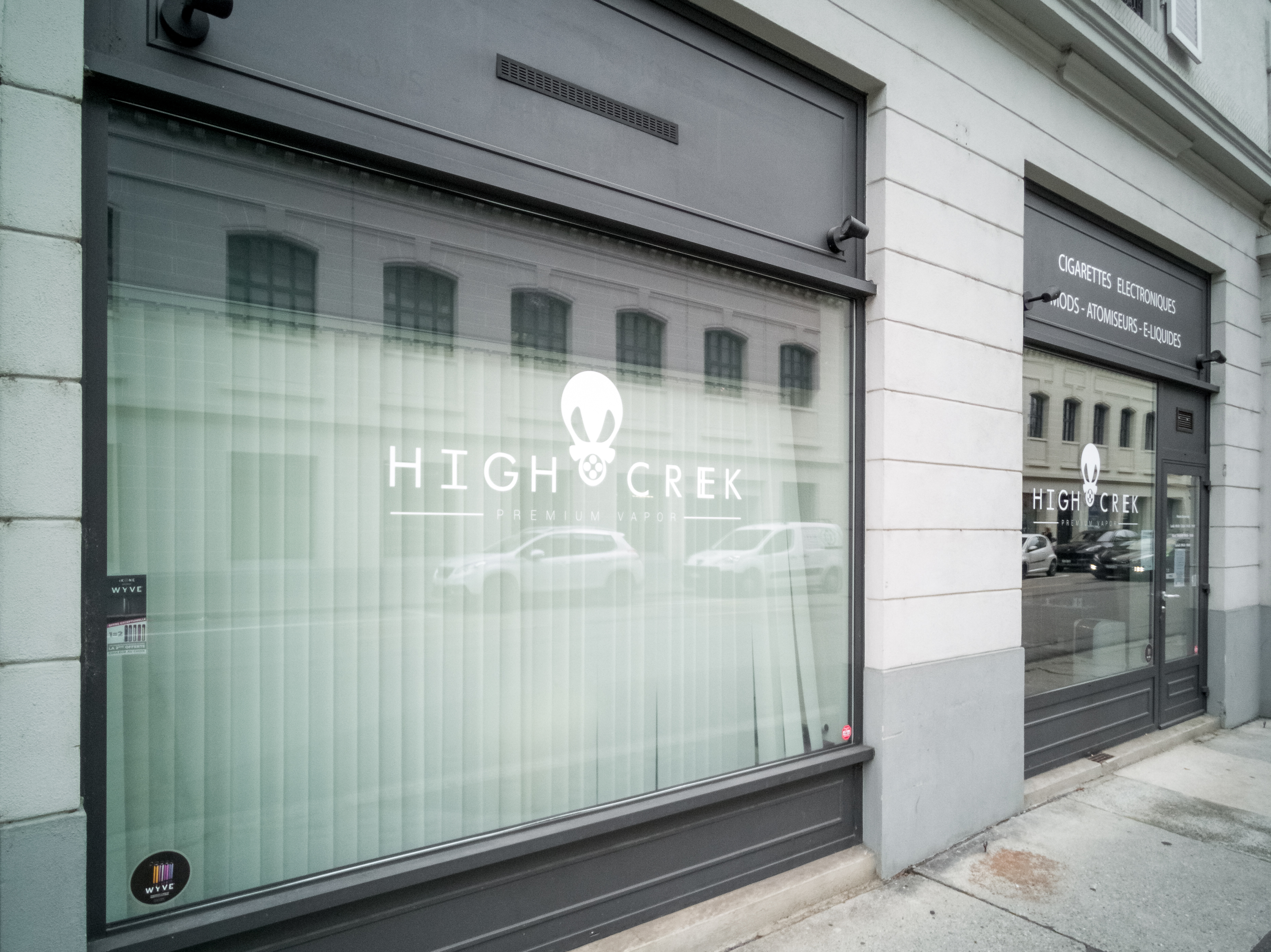 Magasin cigarette électronique high Creek Vitrine